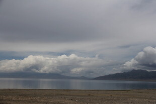 宁静湖景与远处山峦