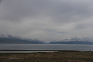 阴天下的广阔水域与远山