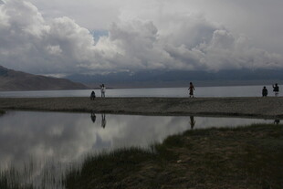 湖畔风景 几人漫步赏景
