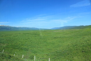 广袤草原与蓝天远景