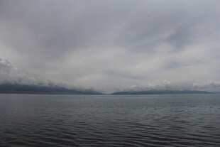 阴天下的广阔平静水面