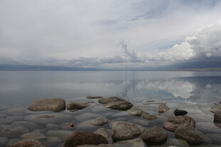 湖畔石头与平静湖水景观