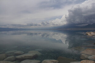 宁静湖面与天空的倒影美景