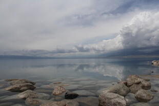湖畔礁石与云海美景