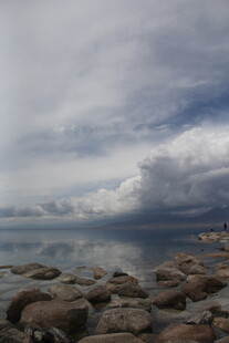 海边礁石与多云天空景观
