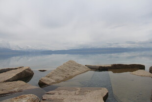 海边残石 阴云下的静谧景