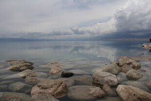 湖畔石景 宁静湖水风光