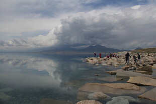 湖畔美景 游人漫步赏风光