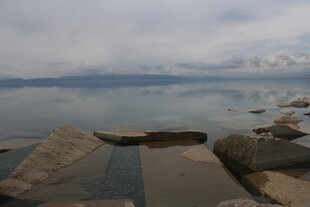 湖畔岩石与平静水面景观