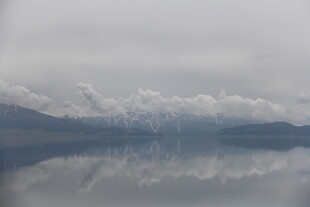 云雾缭绕的静谧山水景