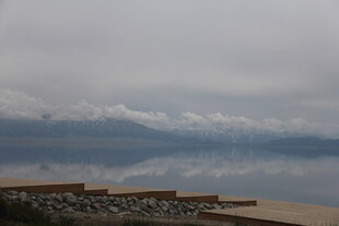 平静湖面与远处云雾景观