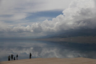 湖畔漫步 云海倒映美景
