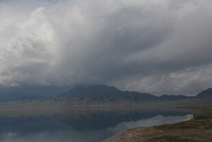阴云下的静谧山水风光