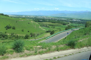 蜿蜒公路穿行于绿意之间