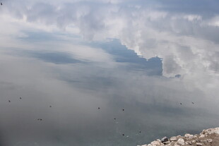 海上云雾缭绕的壮阔景象