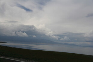 湖畔乌云密布的壮阔景象