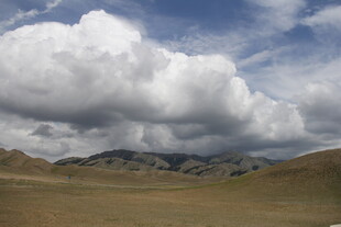草原上空的壮丽云朵
