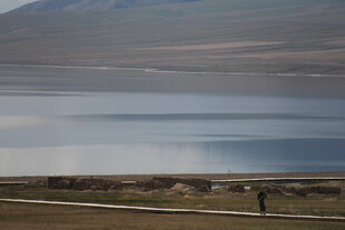 宁静湖畔的开阔自然风光