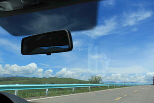 车内视角看蓝天白云公路