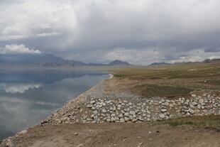 湖畔碎石岸 阴云下的景致