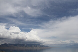 蓝天白云下的山水景致