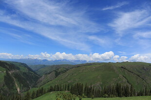青山蓝天白云壮美风光
