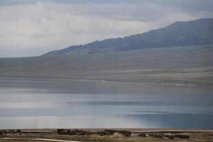 宁静湖景与远山