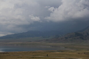 草原湖畔的壮阔云景