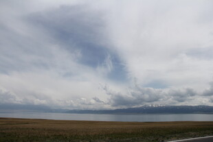 草原上空的壮丽云层景观