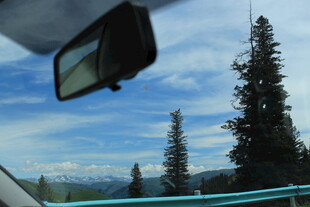 车中视角的窗外山林风景