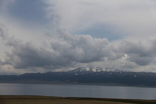 湖畔云山 云雾缭绕美景
