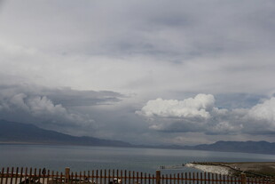 阴云下的辽阔水域景观