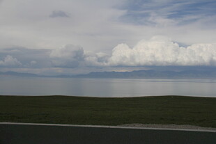 公路旁的辽阔湖景与白云