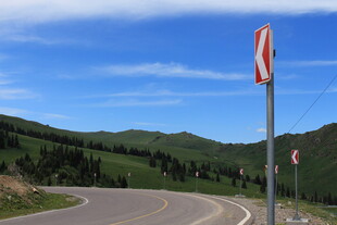 山间公路旁的交通指示牌