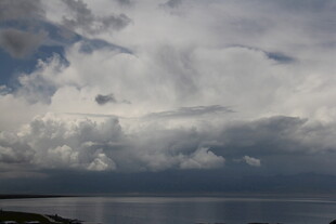 海上乌云密布的壮丽景象