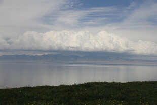 广阔湖面与远处云层景观