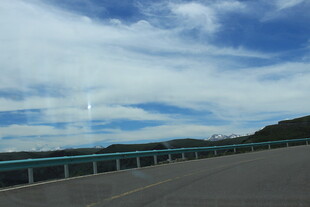 公路风景 蓝天白云相伴