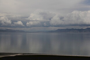 宁静湖面与远方云海景象