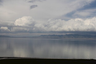 平静湖面与天空的美丽景致