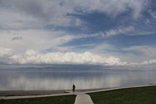 湖畔独行者 天地共悠然