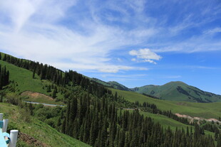 青山翠林间的蓝天白云