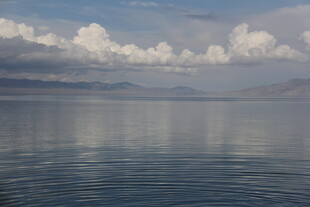 平静湖面与远处山峦