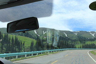 公路自驾窗外青山绿树景