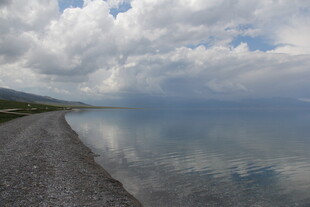 湖畔公路 云影倒映于湖面
