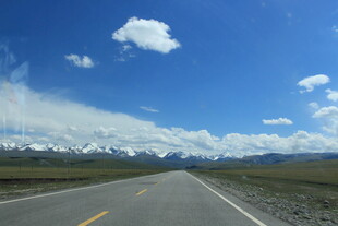 旷野公路 蓝天白云相伴