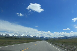 旷野公路通向雪山蓝天