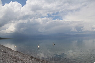 湖畔风光 云影波光