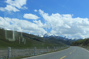 公路伸向远方的壮美风景
