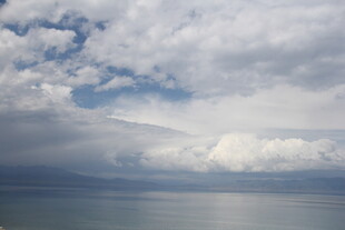 海上厚云遮天景象