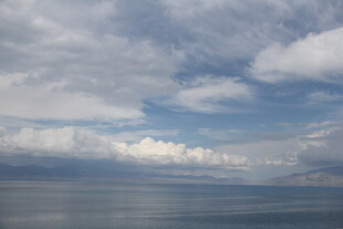 蓝天白云下的辽阔水域